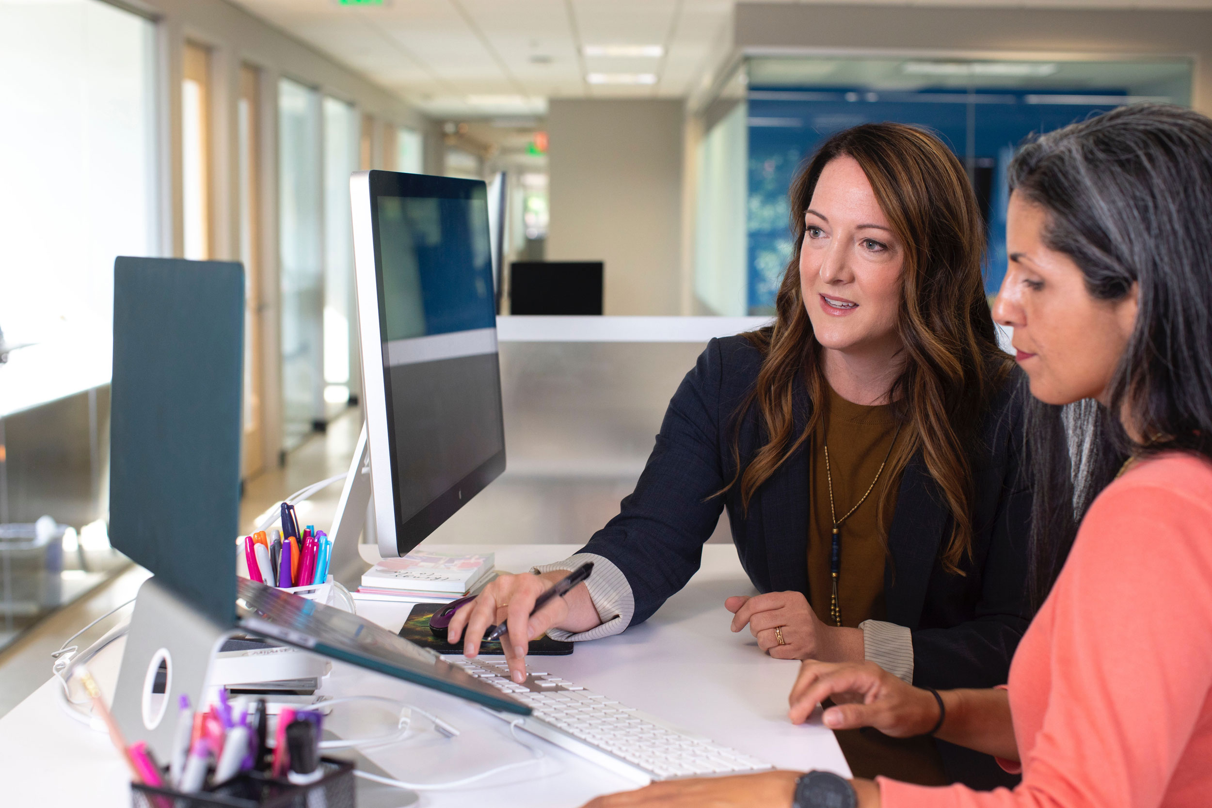ppc-marketing-people-working-at-desk